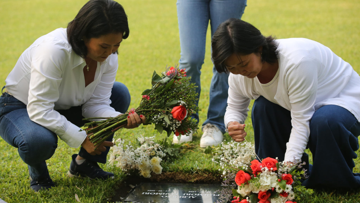 Keiko Fujimori visitó antes de votar la tumba de su padre, el expresidente Alberto Fujimori