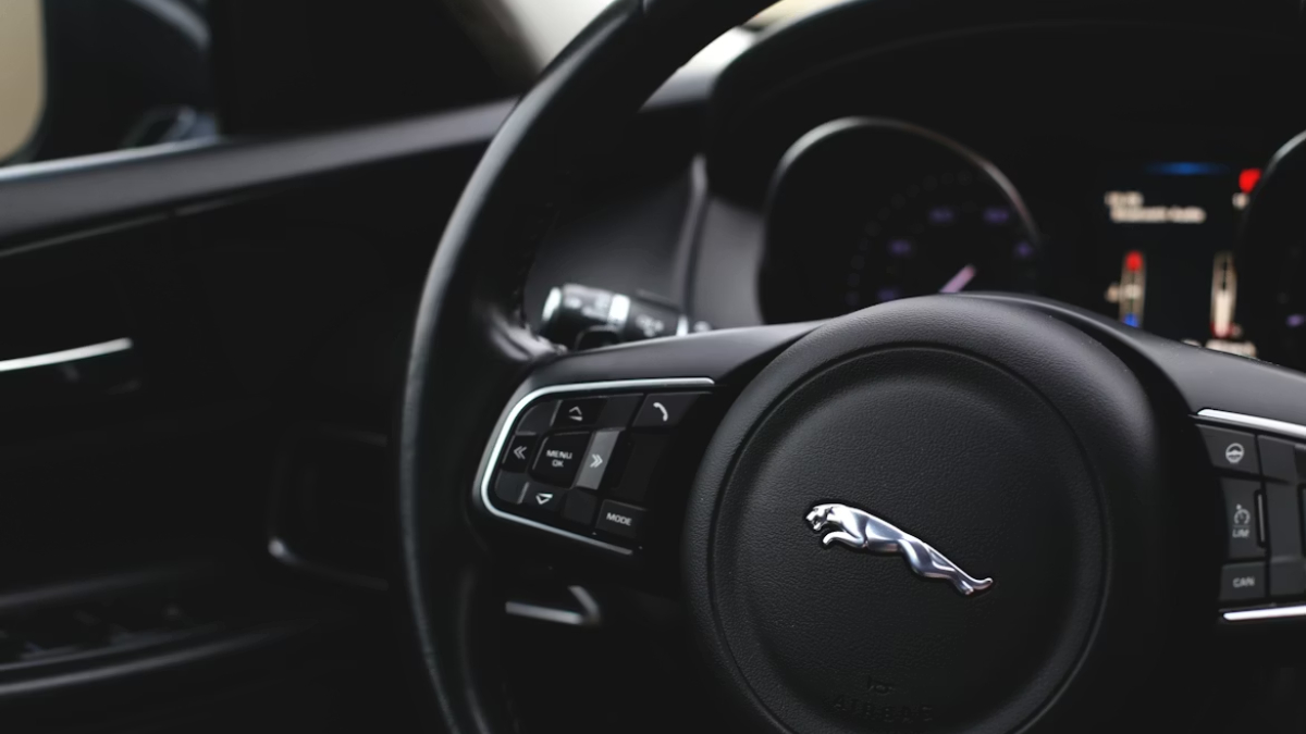 Recoleta: Balean a menor de 16 años que presuntamente participó en el robo de un lujoso Jaguar