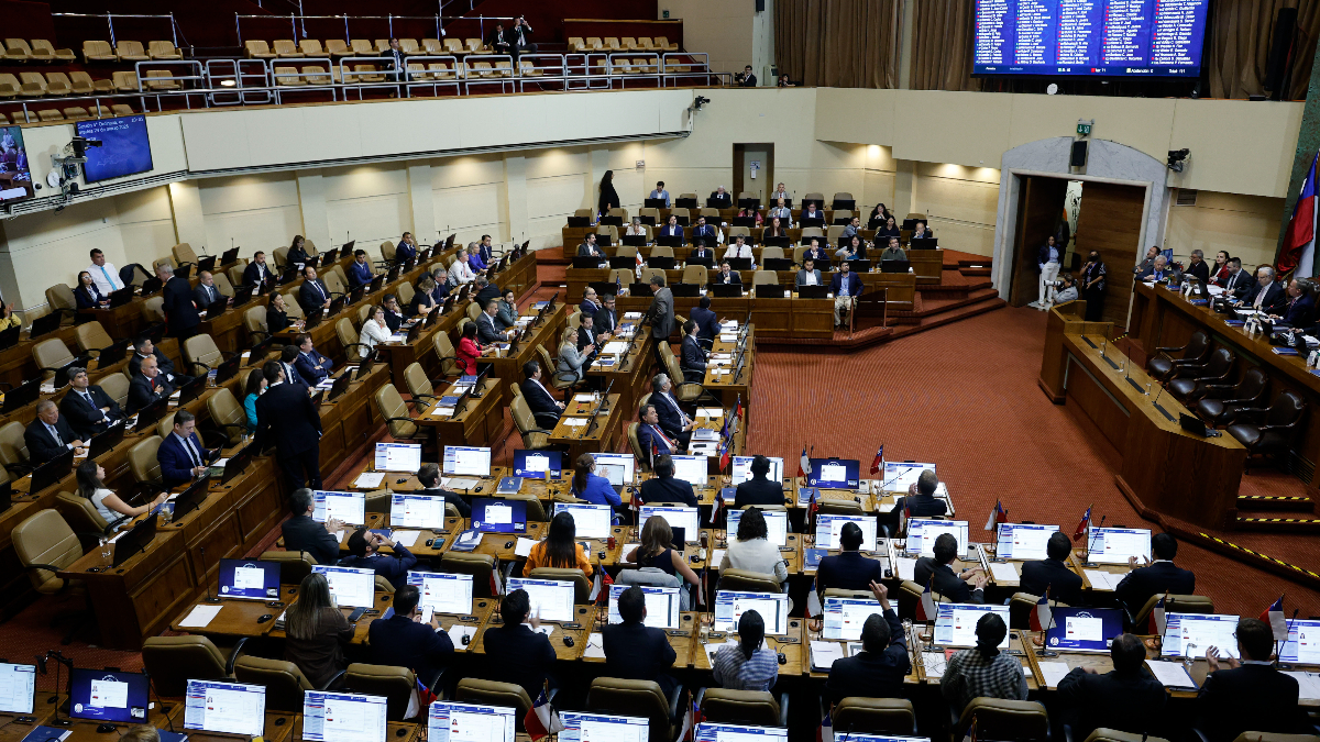 "Poco serio e irresponsable": Oposición cuestiona discusión inmediata a "Escuelas protegidas"