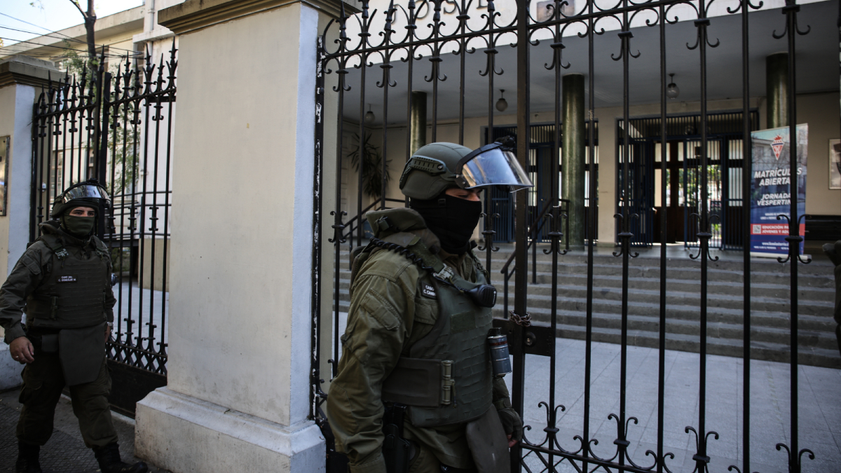 Alumnos de 13 y 15 años fueron sorprendidos con material incendiario en el Liceo Lastarria
