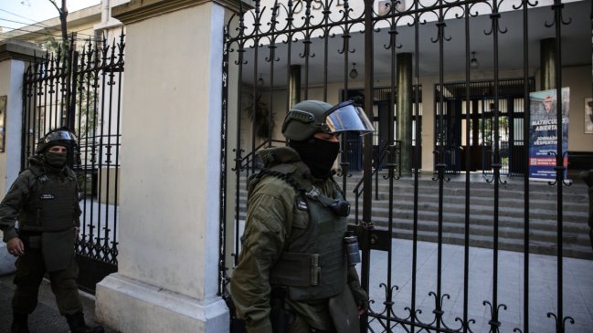 Alumnos de 13 y 15 años fueron sorprendidos con material incendiario en el Liceo Lastarria