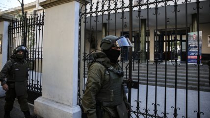 Alumnos de 13 y 15 años fueron sorprendidos con material incendiario en el Liceo Lastarria