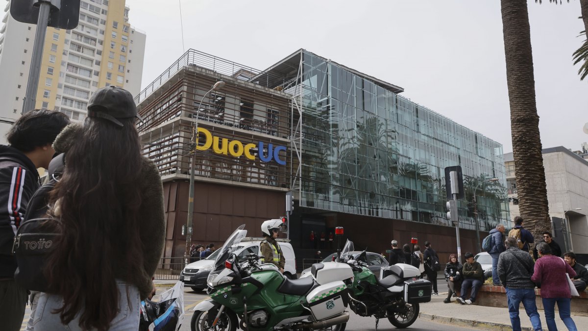 Due to a threat of shooting and a bomb, DUOC in Valparaíso suspended classes and evacuated its campus.