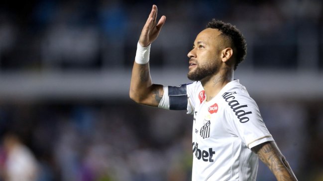 [VIDEO] Neymar vivió noche de furia: Lanzó pelotazo a un rival y se encaró con hinchas de Santos