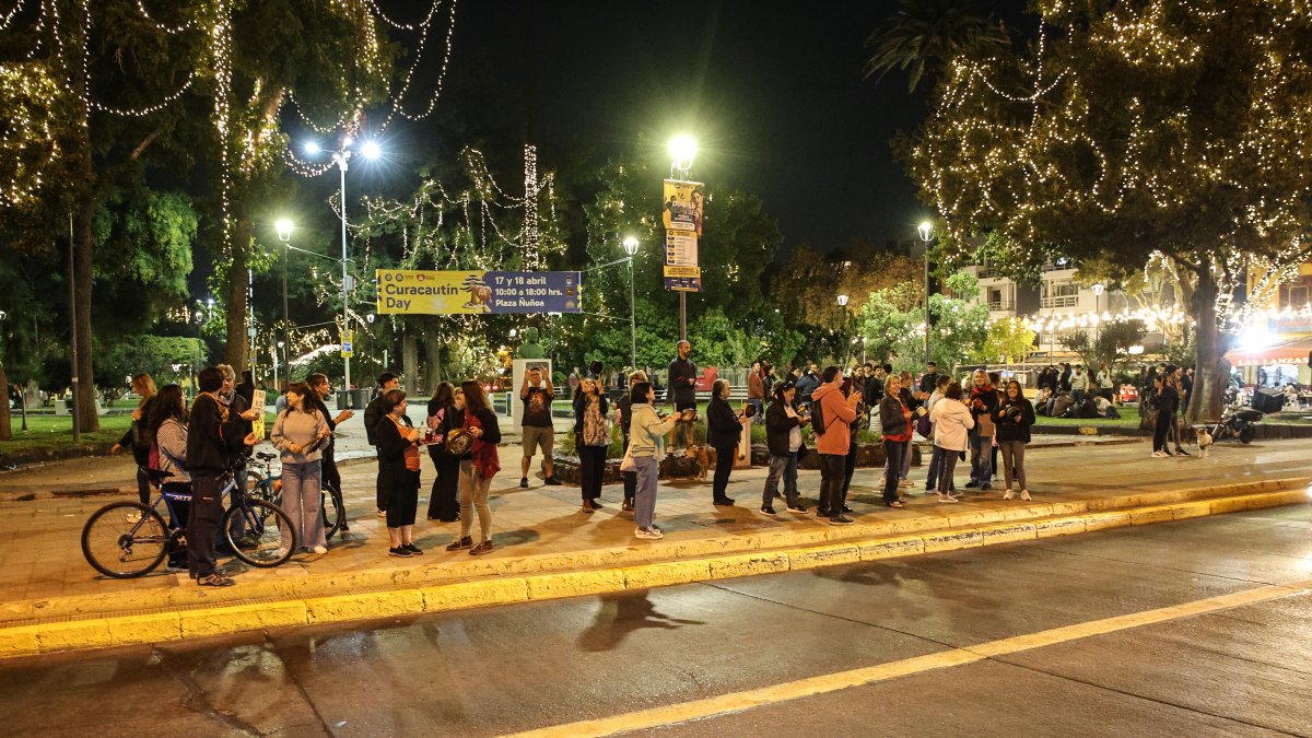 Cadena de Kast motivó pequeño "cacerolazo" en Plaza Ñuñoa
