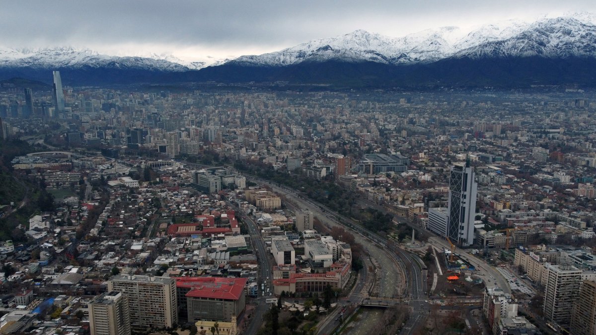 Santiago tendrá chubascos el domingo y baja de temperaturas el fin de semana