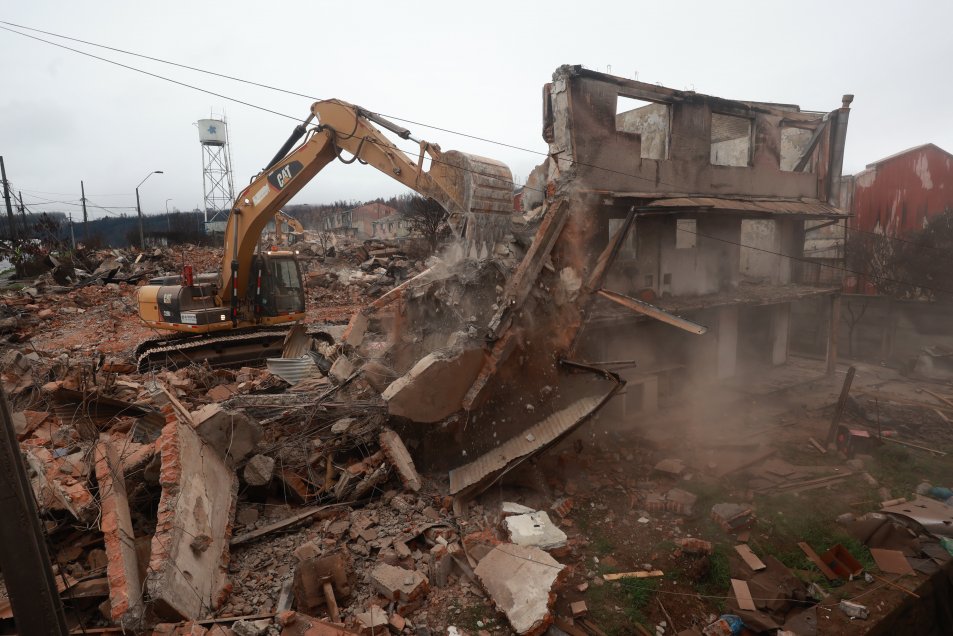 Incendios del Biobío: Comenzó la demolición de viviendas en población Ríos de Chile