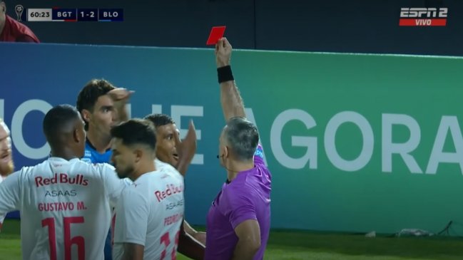 [VIDEO] La insólita expulsión de la semana: Se ganó dos amarillas en la misma jugada y vio la roja