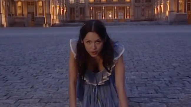 Olivia Rodrigo recorre Versalles como una María Antonieta moderna en el vídeo de 