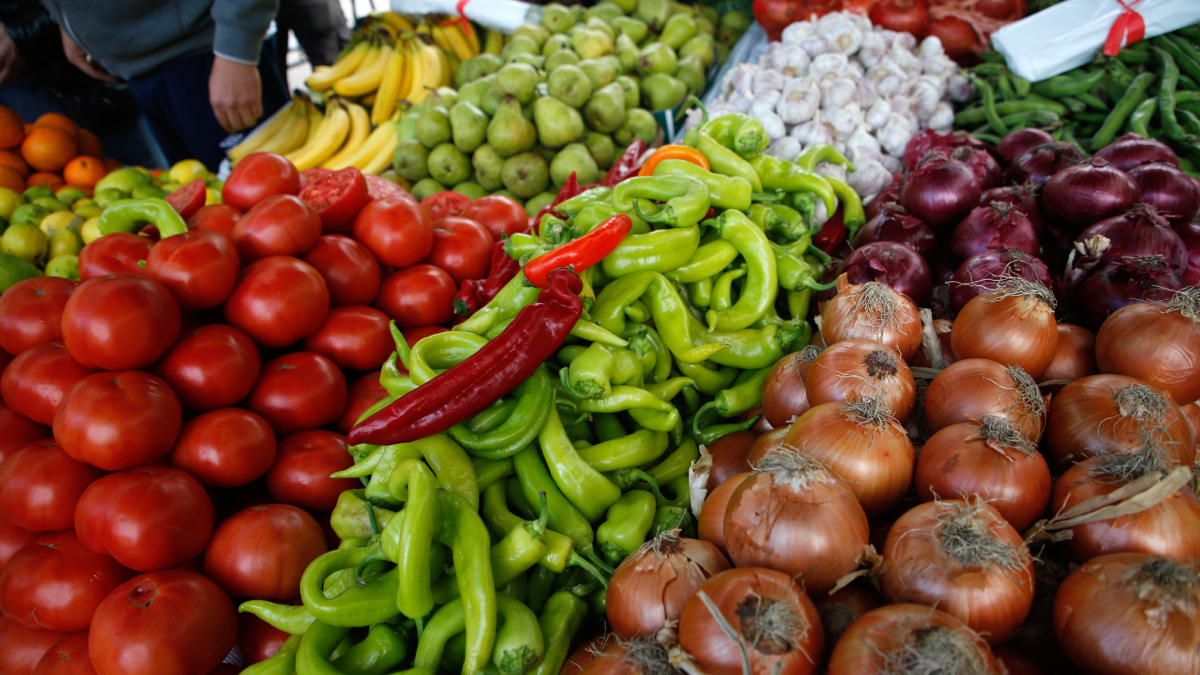 Municipios y ferias libres lanzan "canasta económica" para afrontar el costo de la vida