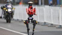 Carrera de robots humanoides en China rebajó casi dos horas la marca del año pasado
