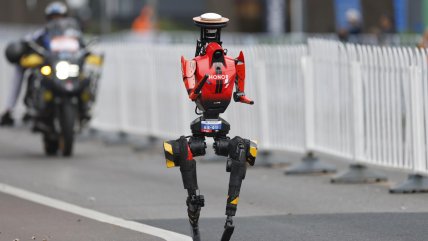 Carrera de robots humanoides en China rebajó casi dos horas la marca del año pasado