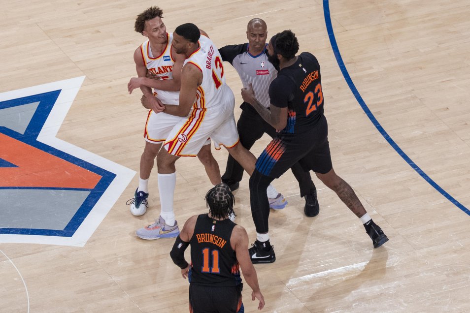Los Knicks colapsaron en los últimos minutos y quedaron igualados ante los Hawks