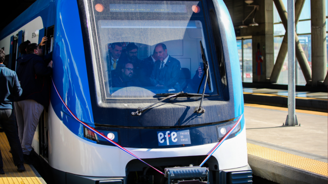 EFE pone en marcha primer tren chino en Valparaíso para recorrido Limache-Puerto