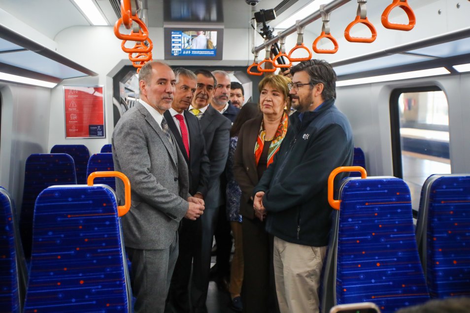 De Grange lideró viaje inaugural del primer tren de alto estándar para el Metro de Valparaíso