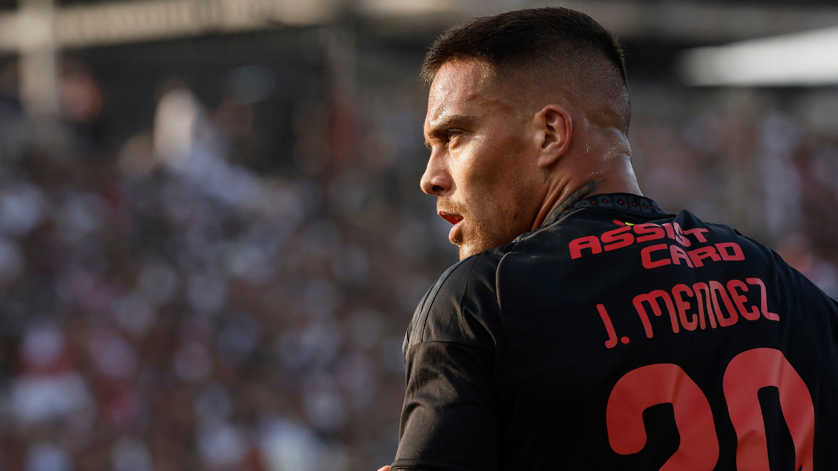 Javier Méndez entrenó diferenciado en Colo Colo por molestias físicas