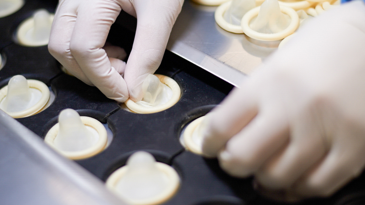 Mayor fabricante de condones del mundo anuncia alza de precios por la guerra