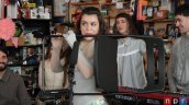 Usando una silla como flauta: El surrealista Tiny Desk de la española Amaia