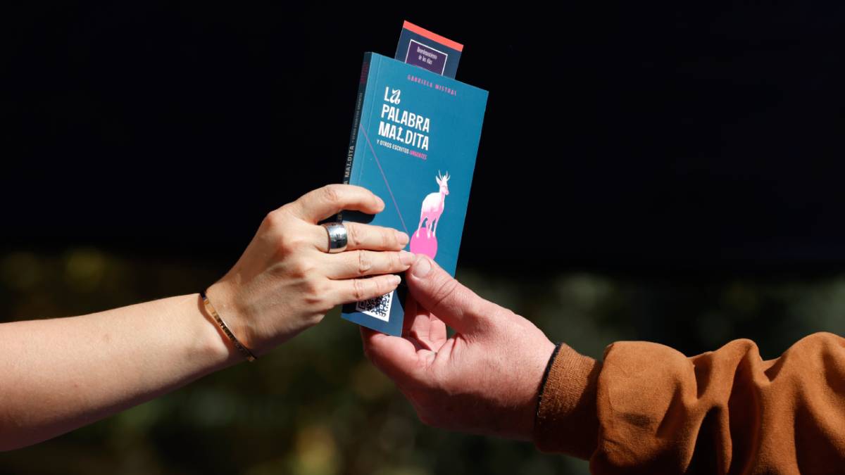 Regalan más de 3.000 libros de Gabriela Mistral en el centro de Santiago