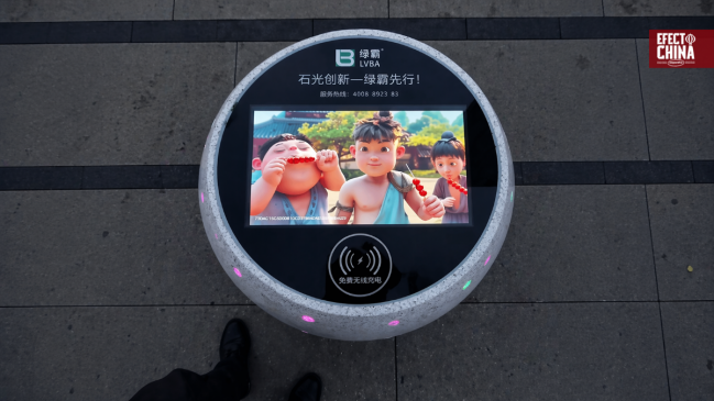 China instala bancos inteligentes con carga inalámbrica y pantallas en espacios públicos