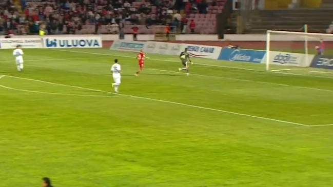   [VIDEO] ¡Se le perdió el balón! Distracción del arquero terminó en insólito gol en Turquía 