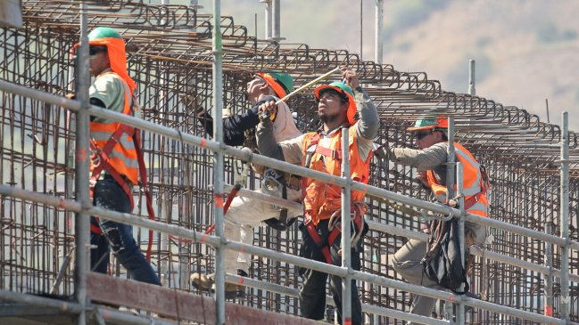 Críticas a dictámenes de la DT marcan entrada en vigencia de jornada laboral de 42 horas