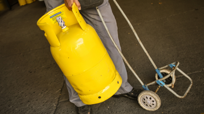 Gobierno cambió sistema: Entregará balones de gas a través de BancoEstado y no vía municipios