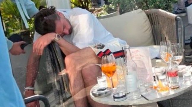 ¿No aprende? Jack Grealish protagoniza nuevo escándalo tras ser fotografiado durmiendo en un bar