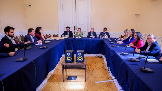 Oficialismo ve con desconfianza diálogo del Gobierno con la oposición