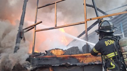 Incendio destruyó una vivienda y afectó a talleres en Antofagasta