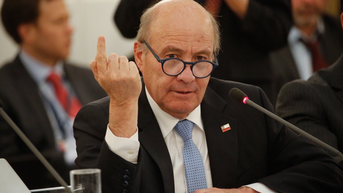 Oposición endurece tono y tilda de "clasista" revisión de programas sociales