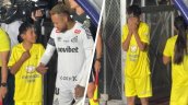 [VIDEO] Niño que acompañó a Neymar en el Nuevo Gasómetro se emocionó hasta las lágrimas