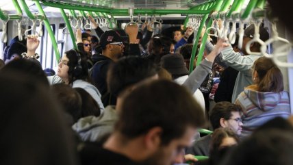 Paro de micros por alza de combustibles afecta a pasajeros en Valparaíso