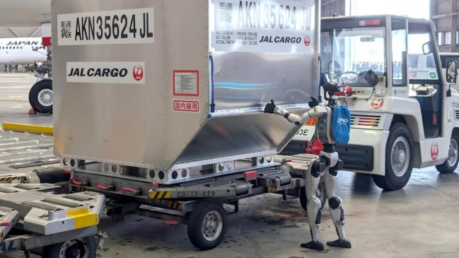 Aerolínea japonesa usará robots humanoides para carga y descarga de maletas