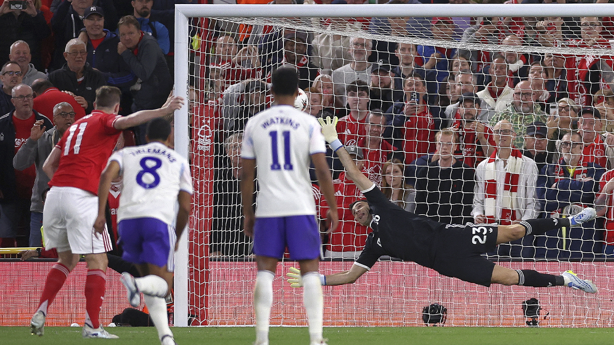 Europa League: Wood venció al "Dibu" Martínez y dio el triunfo a Nottingham Forest ante Aston Villa