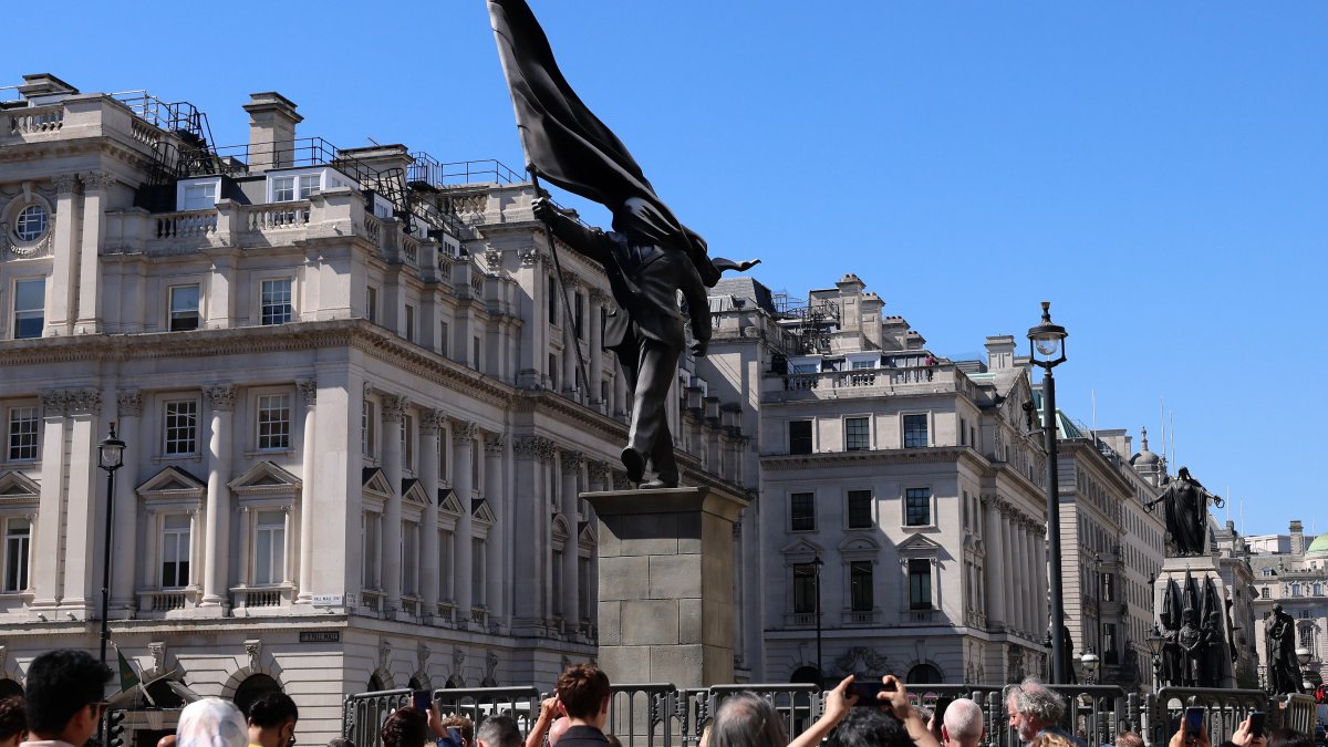 Banksy instaló estatua en el centro de Londres