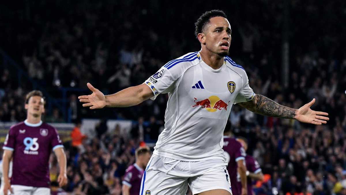 Leeds castigó al descendido Burnley con su quinta derrota consecutiva en Premier League
