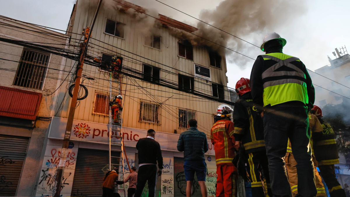 Incendio devasta edificio residencial en el centro de Valparaíso