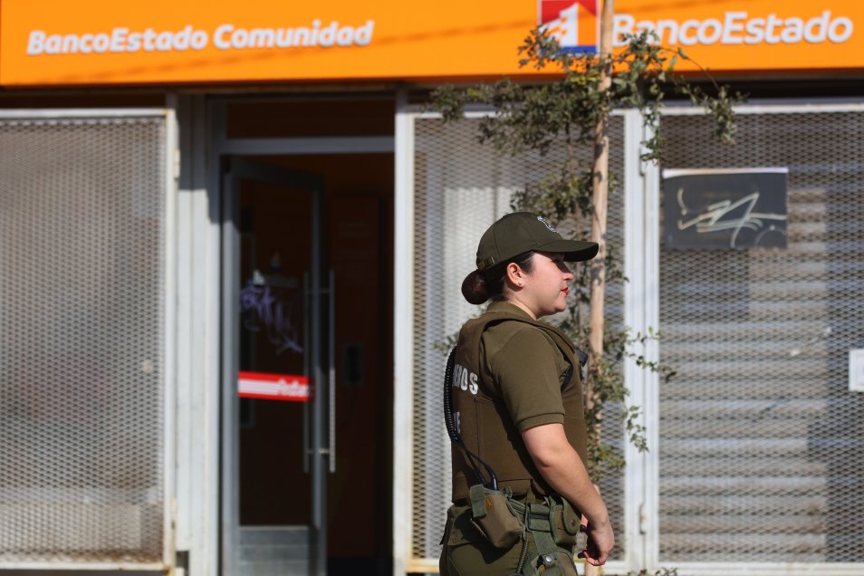 Carabineros busca a sujetos que intentaron robar en sucursal de BancoEstado