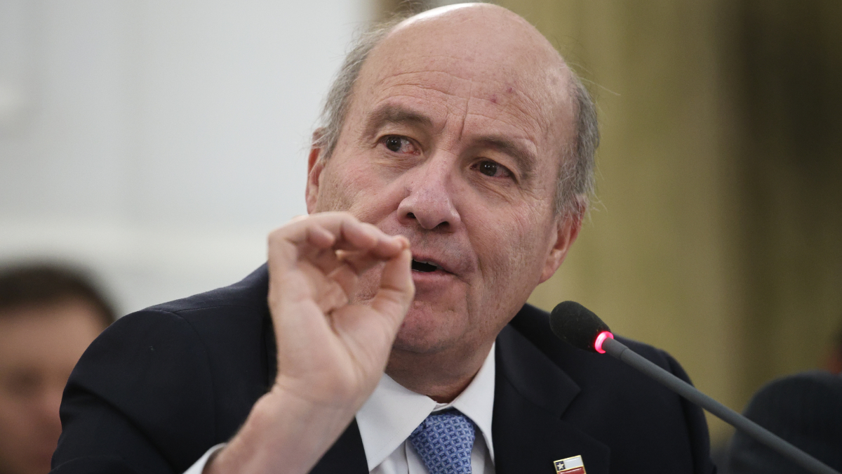 Quiroz admite falencias en la explicación de oficios y reafirma que "lo social no se toca"