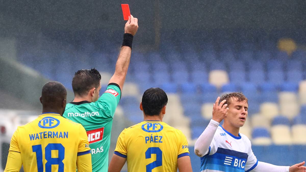 [VIDEO] La UC quedó con diez jugadores ante U. de Conce por roja a Salas