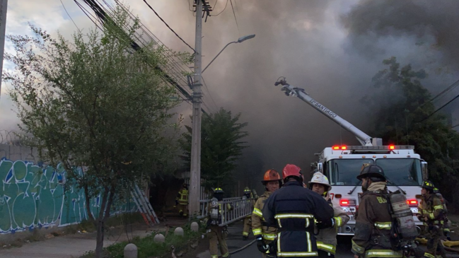 Estación Central: Incendio en taller mecánico afectó a cuatro buses