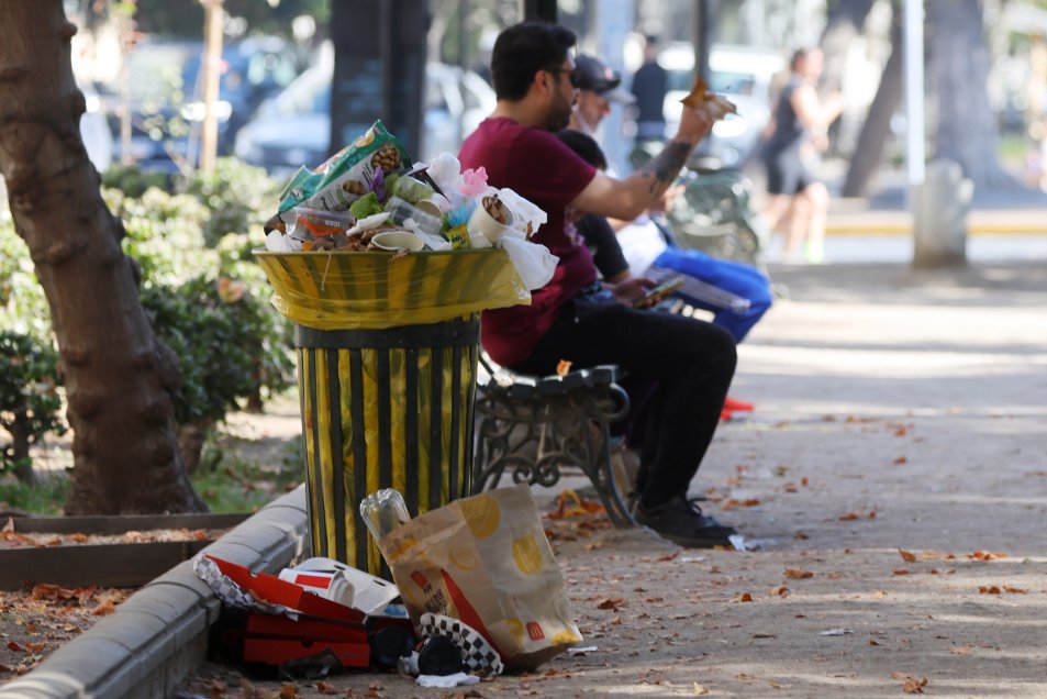 Vecinos acusan abandono del Parque Forestal tras aumento de rucos y basura