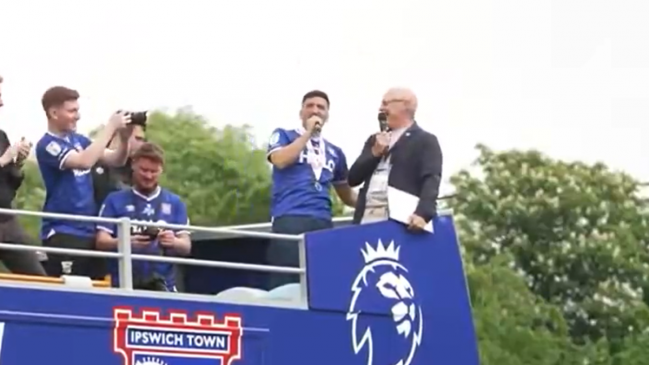 [VIDEO] Marcelino Núñez insultó a Norwich en los festejos del ascenso de Ipswich