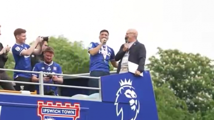   [VIDEO] Marcelino Núñez insultó a Norwich en los festejos del ascenso de Ipswich 