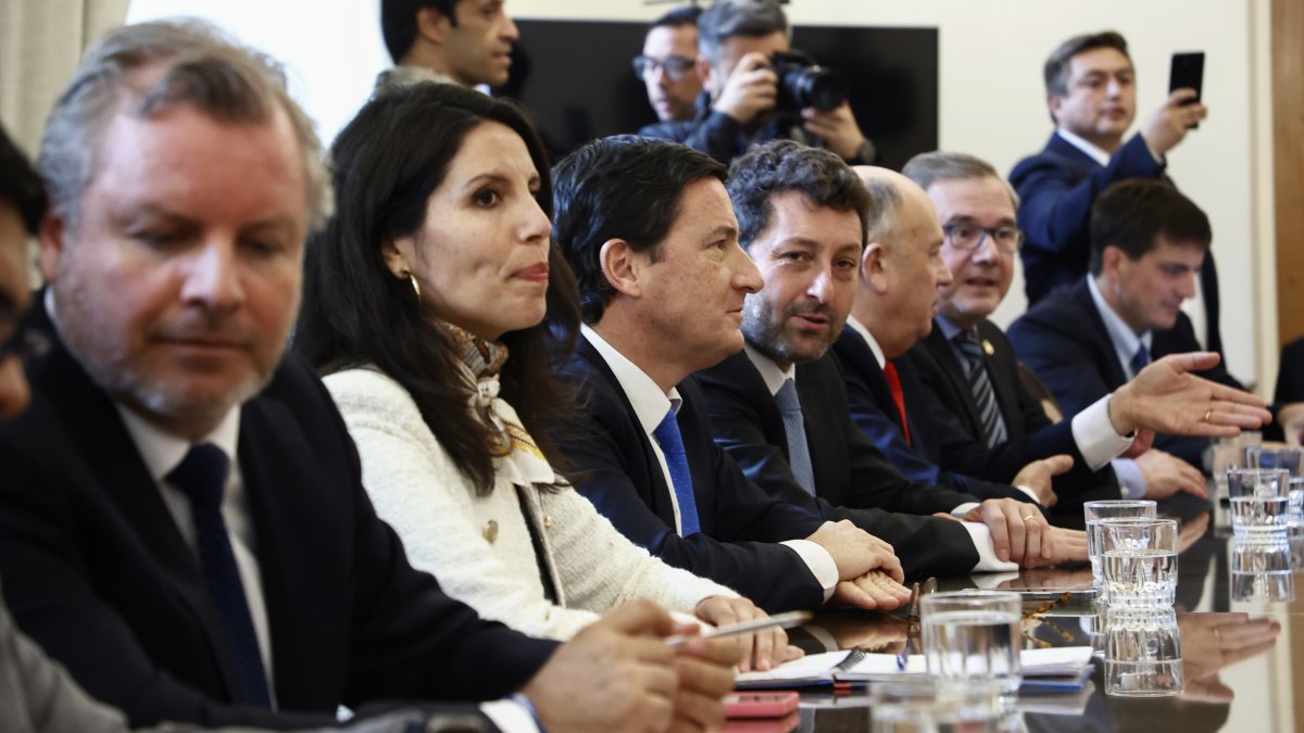 "Con urgencia": senadores de RN emplazaron al Gobierno a poner "orden en la casa"