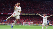 Sevilla triunfó ante Real Sociedad con gol de Alexis y huyó de la zona de descenso