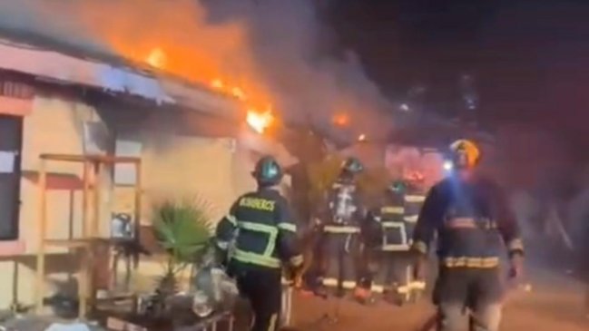 Incendio destruyó cuatro cabañas en el sector sur de Antofagasta