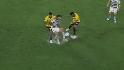   [VIDEO] Barcelona perdió a Céliz para choque con la UC por fuerte codazo a Leandro Paredes 