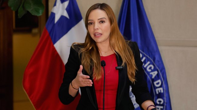 Senadora Flores entregó sus cartolas bancarias: 